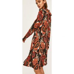 Marciano Guess - Sukienka. Sukienki damskie MARCIANO GUESS, na co dzień, xl, z aplikacjami, z poliesteru, casualowe, z okrągłym kołnierzem, z długim rękawem, długie, mini, proste. Za 819,90 zł.