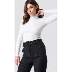 NA-KD Basic Ribbed Polo Long Sleeve Top - White. Białe topy damskie marki NA-KD Basic, bez wzorów, z golfem. Za 100,95 zł.