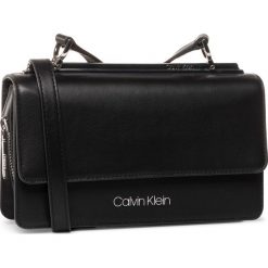 Torebka CALVIN KLEIN - Ck Advanced Ew Crossbody K60K606423 BAX. Czarne listonoszki damskie Calvin Klein, bez wzorów, ze skóry, bez dodatków. Za 1199,00 zł.