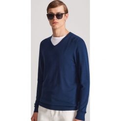 Sweter z dekoltem w serek - Granatowy. Niebieskie swetry męskie Reserved, s, bez wzorów, z dekoltem w serek, bez kaptura. Za 99,99 zł.