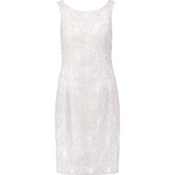 Swing Sukienka koktajlowa ivory/silver. Białe sukienki damskie marki Swing, bez wzorów, z poliesteru, wizytowe, bez kołnierzyka, bez rękawów. W wyprzedaży za 356,85 zł.