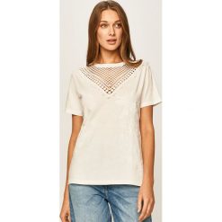 Desigual - T-shirt. Żółte bluzki damskie Desigual, s, z haftami, z bawełny, casualowe, z okrągłym kołnierzem, z krótkim rękawem. W wyprzedaży za 149,90 zł.