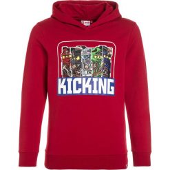 LEGO Wear NEXO KNIGHTS SAXTON 709 Bluza z kapturem red. Czerwone bluzy męskie marki LEGO Wear, z elastanu, z kapturem. W wyprzedaży za 135,20 zł.