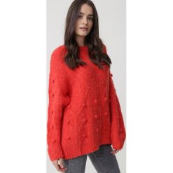 Czerwony Sweter Burlingame. Czerwone swetry damskie Born2be, uniwersalny, z aplikacjami, ze splotem, z długim rękawem, długie, bez kaptura. Za 179,99 zł.
