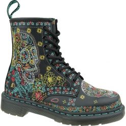 Dr. Martens 1460 Skull Multi Backhand 25377102. Glany damskie Dr. Martens, na zimę, ze skóry, bez obcasa, bez zapięcia. W wyprzedaży za 699,99 zł.