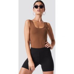 Nicki x NA-KD Top z dekoltem na plecach - Beige. Brązowe topy damskie marki Nicki x NA-KD, bez wzorów, z okrągłym kołnierzem. W wyprzedaży za 32,38 zł.