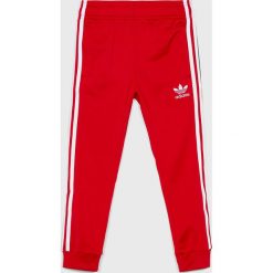 Adidas Originals - Spodnie dziecięce 128-164 cm. Czerwone spodnie chłopięce adidas Originals, bez wzorów, z poliesteru, casualowe. Za 149,90 zł.