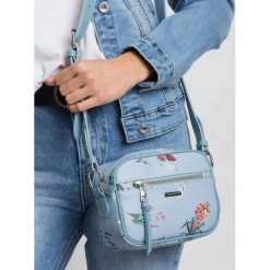 MINI TOREBKA DAMSKA KUFEREK LISTONOSZKA SKÓRA EKO. Niebieskie kuferki damskie David Jones, na co dzień, w paski, z jeansu, eleganckie, na ramię, bez dodatków. Za 139,00 zł.
