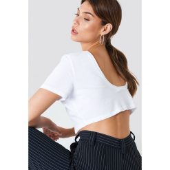 NA-KD Basic Krótki T-shirt z odkrytymi plecami - White. Białe t-shirty damskie marki NA-KD Basic, bez wzorów, z okrągłym kołnierzem. Za 40,95 zł.