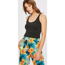 Answear - Top Stripes Vibes. Czarne topy damskie marki ANSWEAR, s, z elastanu, z okrągłym kołnierzem. W wyprzedaży za 49,90 zł.