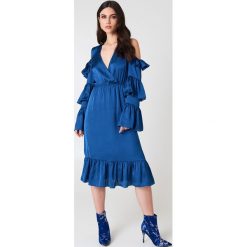 NA-KD Party Sukienka midi z odkrytymi ramionami - Blue. Niebieskie sukienki damskie marki NA-KD Party, na imprezę, bez wzorów, z poliesteru, z falbankami, z krótkim rękawem, krótkie, midi, z odkrytymi ramionami. W wyprzedaży za 24,38 zł.