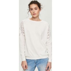 Bluzy damskie: Bluza z ażurową aplikacją na rękawach – Kremowy