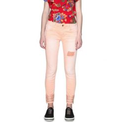 Desigual jeansy damskie Cry Baby 27 łososiowy. Różowe jeansy damskie Desigual, z jeansu. W wyprzedaży za 169,00 zł.