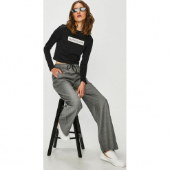 Calvin Klein Jeans - Spodnie. Szare jeansy damskie Calvin Klein Jeans, s, bez wzorów, z wełny, casualowe. W wyprzedaży za 429,90 zł.