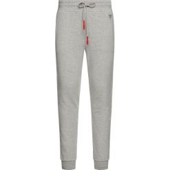 Spodnie dresowe Guess M92B18 K6ZS0. Szare jeansy męskie Guess, xl, z aplikacjami. W wyprzedaży za 209,00 zł.