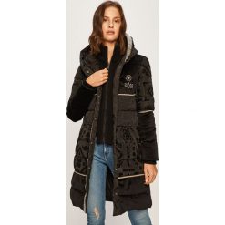 Desigual - Kurtka. Czarne kurtki damskie Desigual, z poliesteru, długie. W wyprzedaży za 439,90 zł.