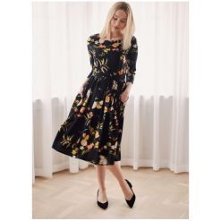 Sukienka Melia Charme 32 czarny. Czarne sukienki damskie marki Marie Zélie, na zimę, s, w paski, z bawełny, z włoskim kołnierzykiem, bez rękawów, rozkloszowane. Za 497,00 zł.