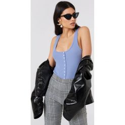 NA-KD Rozpinany top na ramiączkach - Blue. Niebieskie topy damskie NA-KD, bez wzorów, prążkowane, bez kołnierzyka. Za 80,95 zł.