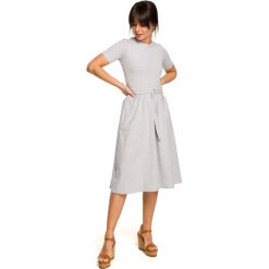 Szara Lekko Rozkloszowana Sukienka z Krótkim Rękawem. Szare sukienki damskie Molly.pl, na randkę, s, w paski, z dzianiny, eleganckie, bez kołnierzyka, z krótkim rękawem, krótkie, mini, rozkloszowane. Za 149,90 zł.