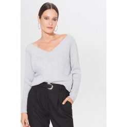 Połyskujący sweter z dekoltem V - Jasny szary. Szare swetry damskie Mohito, s, bez wzorów, bez rękawów, bez kaptura. Za 119,99 zł.