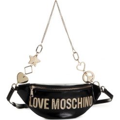 Saszetka nerka LOVE MOSCHINO - JC4041PP18LD0000 Nero. Czarne nerki damskie Love Moschino, bez wzorów, ze skóry ekologicznej, młodzieżowe, bez dodatków. W wyprzedaży za 549,00 zł.
