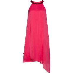 Sukienka z perełkami bonprix różowy hibiskus. Różowe sukienki damskie bonprix, bez wzorów, bez kołnierzyka, bez rękawów. Za 149,99 zł.