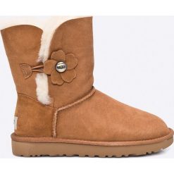 UGG - Botki W Bailey Button Poppy. Szare botki damskie na obcasie marki Ugg, z futra. W wyprzedaży za 699,90 zł.