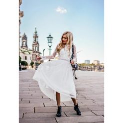 Biała Sukienka Lylah. Białe sukienki damskie Renee, na sylwestra, s, z aplikacjami, z tiulu, eleganckie, bez kołnierzyka, bez rękawów, midi, rozkloszowane. Za 129,99 zł.
