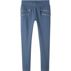 Spodnie ze stretchem z zamkami bonprix indygo. Niebieskie spodnie dziewczęce bonprix, bez wzorów, z dzianiny. Za 59,99 zł.