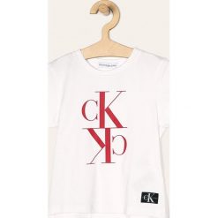 Calvin Klein Jeans - T-shirt dziecięcy 104-176 cm. Czarne bluzki dziewczęce Calvin Klein Jeans, z nadrukiem, z elastanu, z okrągłym kołnierzem, z krótkim rękawem, krótkie, bez kaptura. Za 159,90 zł.