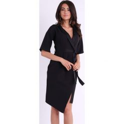 Sukienka w kolorze czarnym. Czarne sukienki damskie Jesienny butik, xs, bez wzorów, z asymetrycznym kołnierzem, bez rękawów, mini, asymetryczne. W wyprzedaży za 129,95 zł.