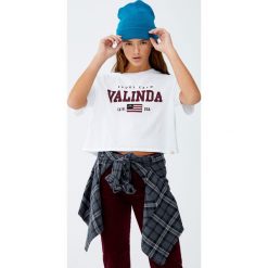 Koszulka z napisem i haftowaną flagą. Szare bluzki damskie marki Pull&Bear, z haftami, z krótkim rękawem. Za 49,90 zł.