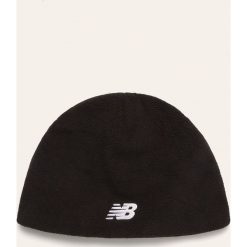 New Balance - Czapka. Czarne czapki męskie New Balance, bez wzorów, z poliesteru. W wyprzedaży za 79,90 zł.