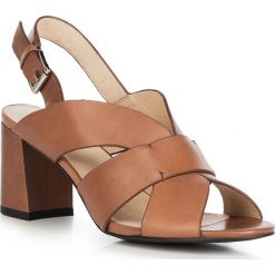 Buty damskie. Pomarańczowe klapki damskie Wittchen, w paski, ze skóry, bez obcasa, na obcasie. Za 499,90 zł.