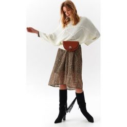 KIMONOWY SWETER DAMSKI. Białe swetry damskie Top Secret, na zimę, bez wzorów, z dzianiny, bez rękawów, bez kaptura. Za 129,99 zł.
