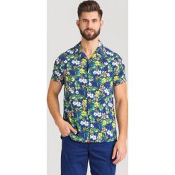 KOSZULA HAWAIAN Guess. Koszule męskie Guess, xs, z aplikacjami, z tkaniny, bez kołnierzyka, z krótkim rękawem. Za 185,00 zł.