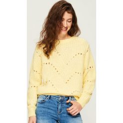 Ażurowy sweter - Żółty. Żółte swetry klasyczne damskie marki Sinsay, l. Za 59,99 zł.