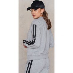 Bluzy damskie: NA-KD Trend Bluza basic z paskami – Grey