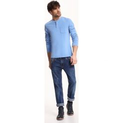 T-SHIRT DŁUGI RĘKAW MĘSKI. Niebieskie t-shirty męskie Top Secret, na lato, m, z aplikacjami, z bawełny, bez kołnierzyka, długie. W wyprzedaży za 29,99 zł.