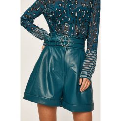 Guess Jeans - Szorty. Niebieskie szorty damskie Guess Jeans, s, z haftami, z elastanu, casualowe, z podwyższonym stanem. Za 419,90 zł.