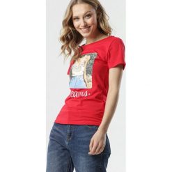 Czerwony T-shirt Lysiniassi. Czerwone bluzki damskie Born2be, s, z nadrukiem, glamour, z okrągłym kołnierzem, z krótkim rękawem. Za 49,99 zł.