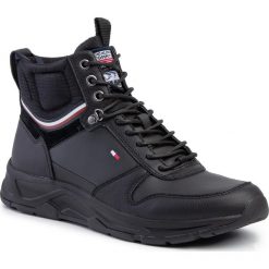 Sneakersy TOMMY HILFIGER - Premium Runner High Boot FM0FM02578 Black BDS. Czarne sneakersy męskie TOMMY HILFIGER, na co dzień, bez wzorów, z zamszu, eleganckie, bez zapięcia. Za 649,00 zł.