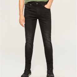 Spodnie jeansowe slim fit z przetarciami - Czarny. Czarne spodnie męskie Reserved, m, z jeansu. W wyprzedaży za 99,99 zł.