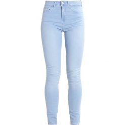 Wåven ASA Jeans Skinny Fit powder blue. Niebieskie jeansy damskie relaxed fit marki Wåven, z bawełny. W wyprzedaży za 181,30 zł.