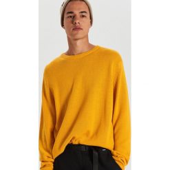 Gładki sweter - Żółty. Żółte swetry męskie Cropp, s, bez wzorów, bez kołnierzyka, bez kaptura. W wyprzedaży za 59,99 zł.