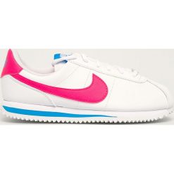Nike Kids - Buty dziecięce Cortez Basic SL. Białe trampki chłopięce Nike Kids, bez wzorów, z gumy, sportowe, z okrągłym noskiem, na sznurówki. W wyprzedaży za 179,90 zł.