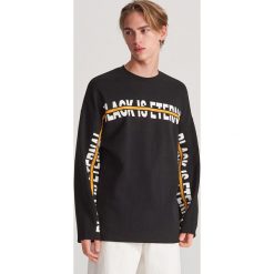 Bluza z napisem - Czarny. Czarne bluzy męskie Reserved, s, z napisami, bez kołnierzyka, bez rękawów, bez kaptura. Za 119,99 zł.