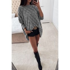 Tunika MERGA GREY. Szare tuniki damskie Tunika MERGA GREY, uniwersalny, bez wzorów, z dzianiny, bez kołnierzyka, bez rękawów. W wyprzedaży za 79,00 zł.