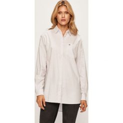 Tommy Jeans - Koszula. Białe bluzki damskie Tommy Jeans, na co dzień, s, bez wzorów, z elastanu, klasyczne, z klasycznym kołnierzykiem, z długim rękawem. W wyprzedaży za 219,90 zł.