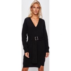 Pinko - Sukienka. Czarne sukienki damskie Pinko, na co dzień, s, bez wzorów, z wełny, casualowe, z włoskim kołnierzykiem, z długim rękawem, długie, maxi, proste. W wyprzedaży za 999,90 zł.